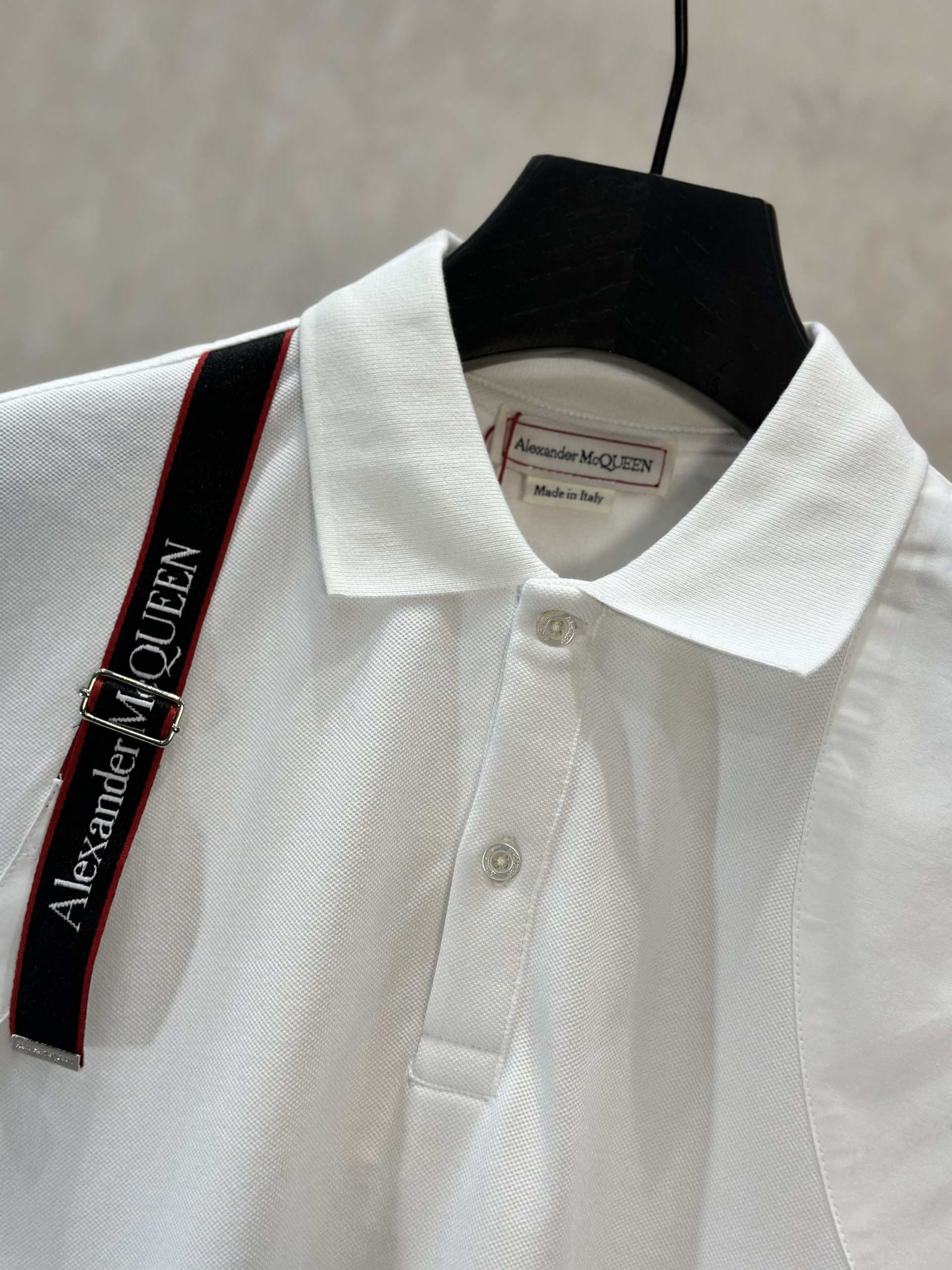 Áo polo McQueen MCQ trơn phối tag vạt vai Like Auth 1-1 on web VTN
